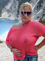 Extravagant older woman is spreading her legs on pix