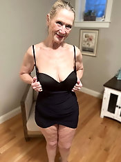 Astonishing mature lady with hairy vagina